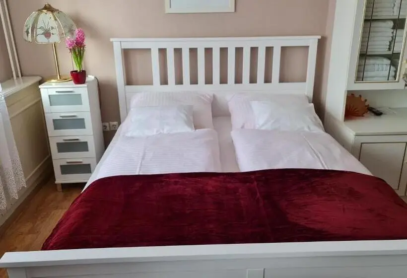 Perhehuone Puutarhanäkymä, Oázis Hotel étterem