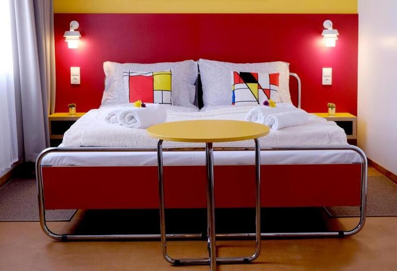 Standard room with outdoor bath, Avion   National Cultural Monument   Iconic Houses Org