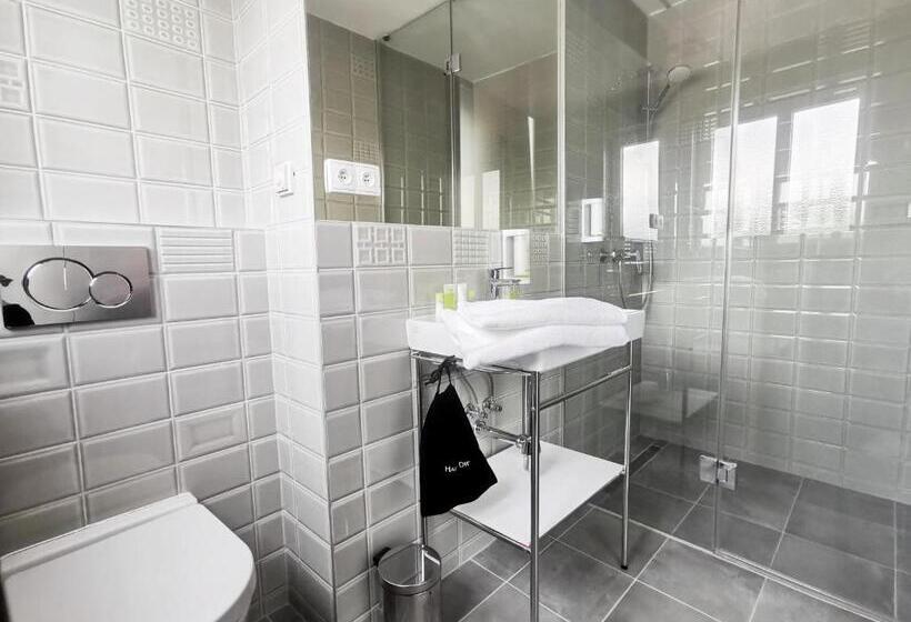 סוויטה עם טרסה, Avion   National Cultural Monument   Iconic Houses Org