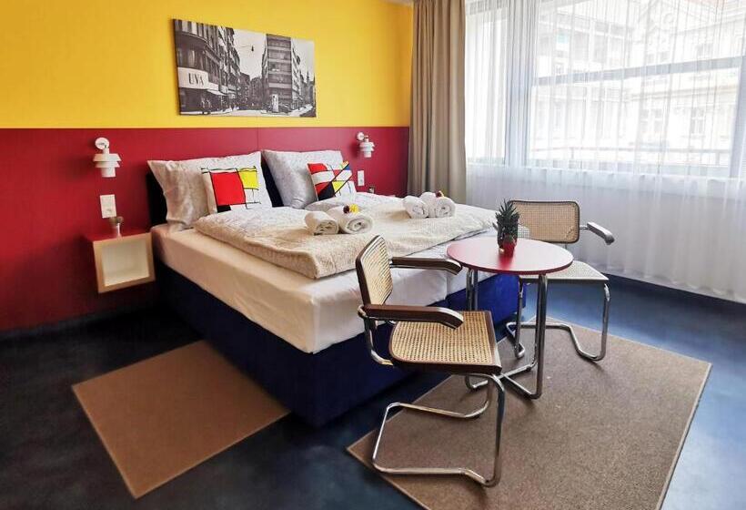 חדר סטנדרט עם מיטת קינג, Avion   National Cultural Monument   Iconic Houses Org