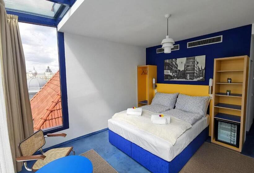 חדר סטנדרט עם טרסה, Avion   National Cultural Monument   Iconic Houses Org