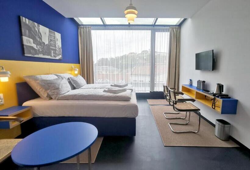 חדר סטנדרט לשלושה עם טרסה, Avion   National Cultural Monument   Iconic Houses Org