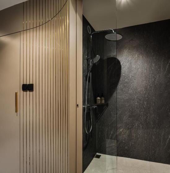 اتاق خانوادگی, The Bus Collective