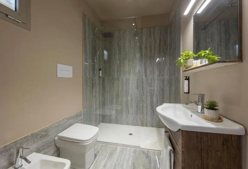 Deluxe Neljän Hengen Huone, Baitan