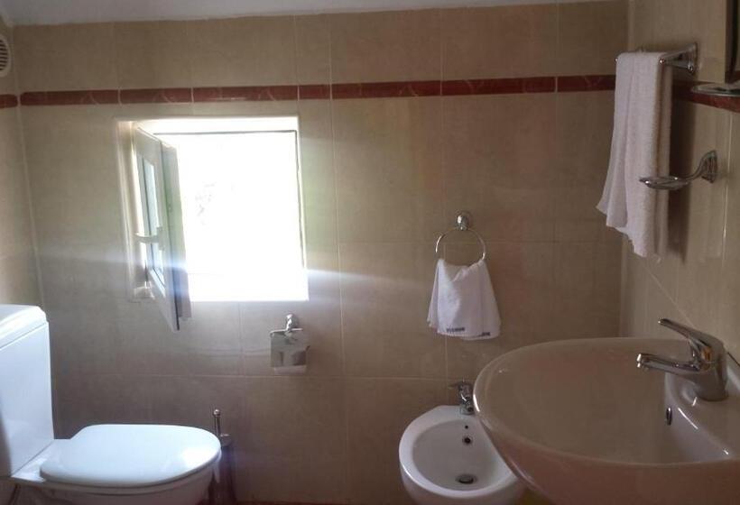 Quarto Triplo Estandar com Sacada, Family Hotel Mimosa