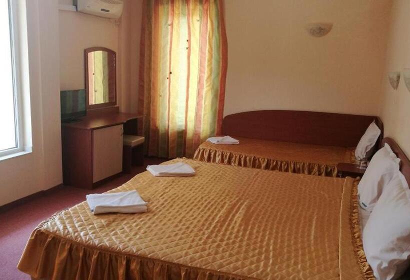 Quarto Triplo Estandar com Sacada, Family Hotel Mimosa