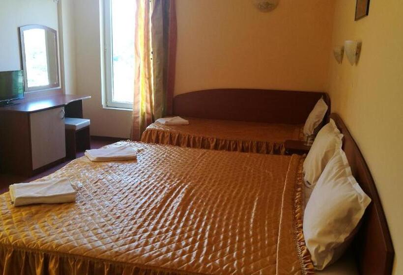 Трехместный Номер Стандарт с Балконом, Family Hotel Mimosa