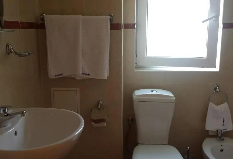 اتاق خانوادگی, Family Hotel Mimosa