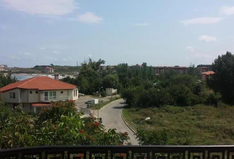 اتاق خانوادگی, Family Hotel Mimosa