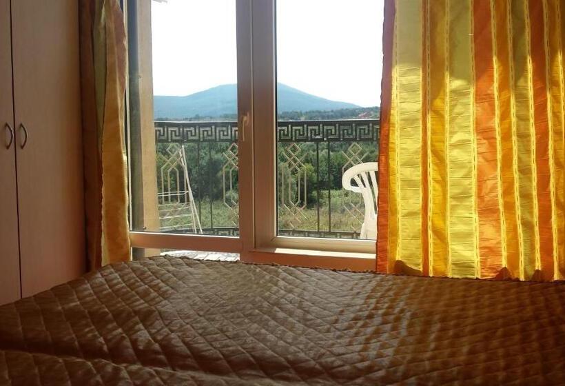 Трехместный Номер Стандарт с Балконом, Family Hotel Mimosa
