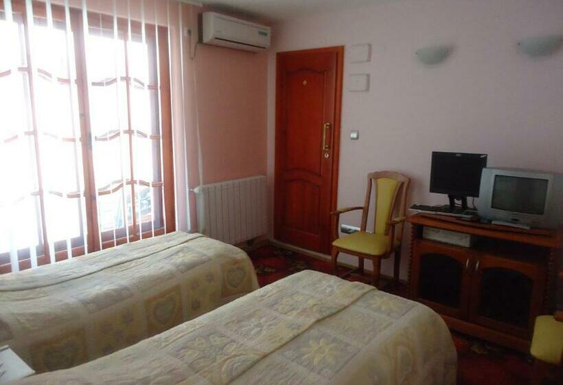 חדר סטנדרט לשלושה, Family Hotel Rai