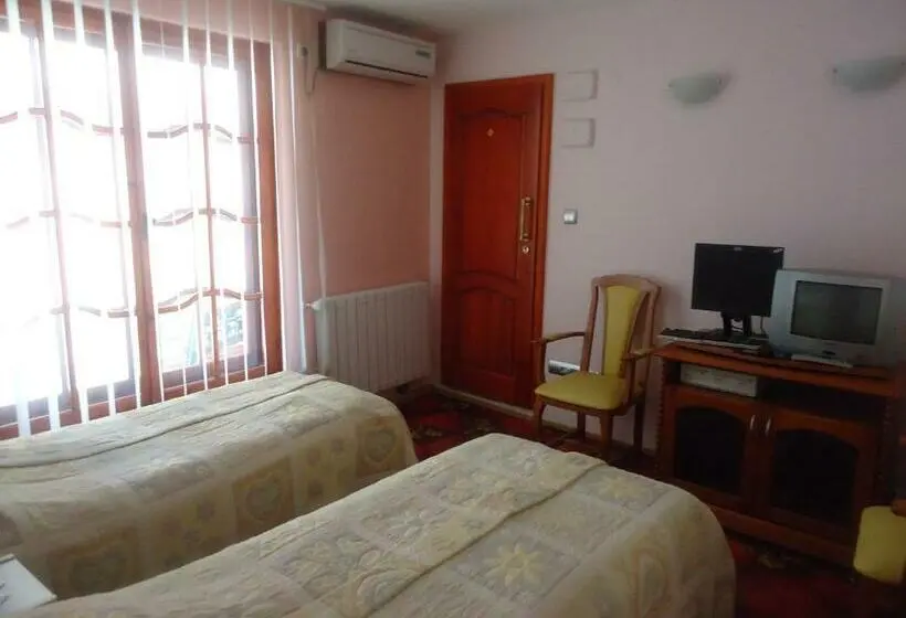 Standard Kolmen Hengen Huone, Family Hotel Rai