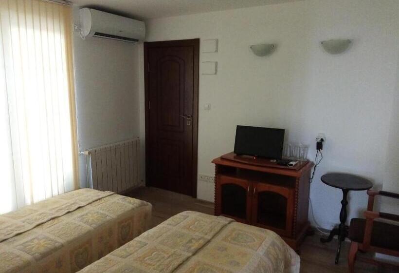 חדר סטנדרט לשלושה, Family Hotel Rai