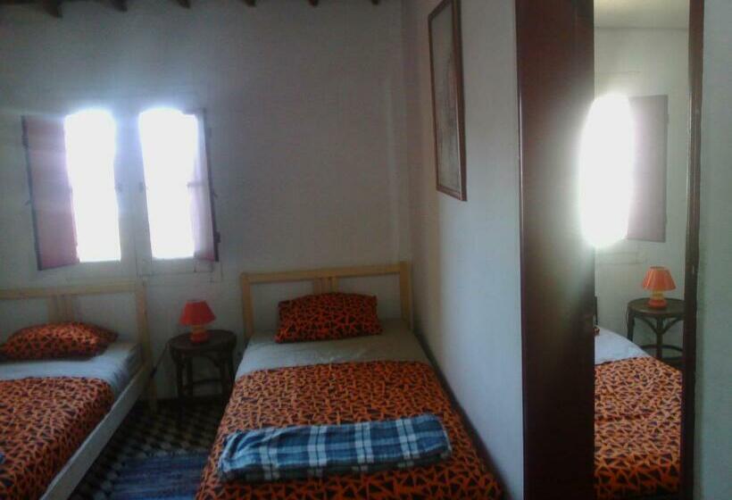 اتاق استاندارد سه نفره, Good Mood Hostel