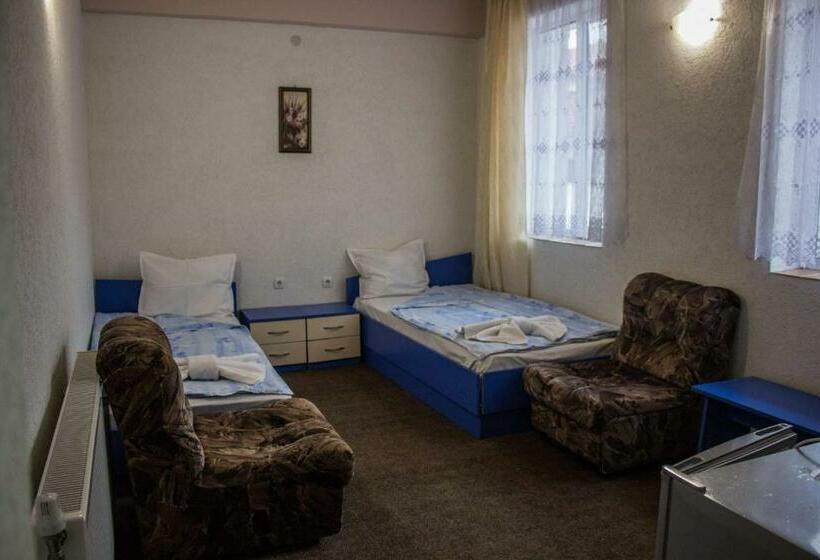 Номер Стандарт Трехместный, Edi