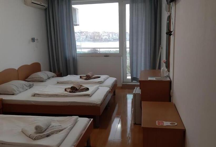 Triple Room Sea View, Lozite