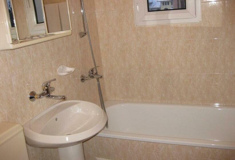 غرفة عائلية, Niko