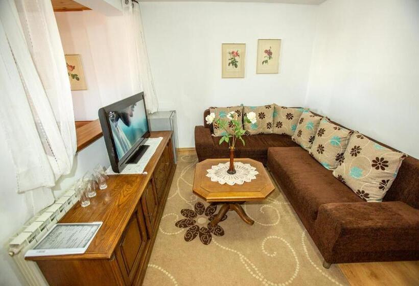 جناح ديلوكس, Oazis Family