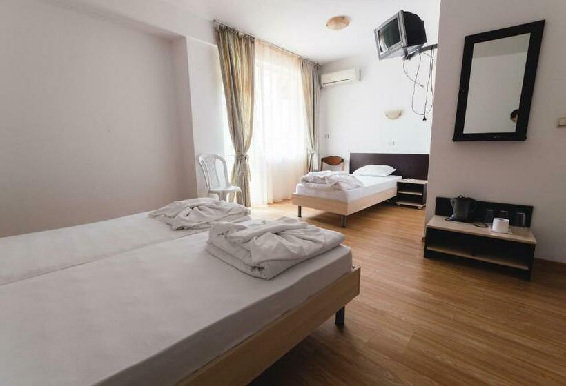 اتاق استاندارد سه تخته با بالکن, Plovdiv