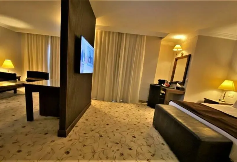 سوئیت جونیور با چشم‌انداز, Maxi Park Hotel & Spa
