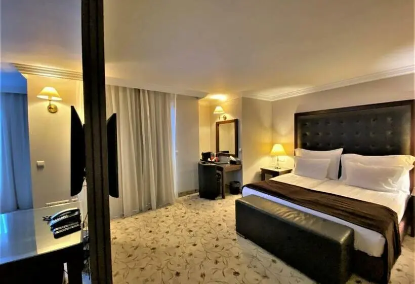 سوئیت جونیور با چشم‌انداز, Maxi Park Hotel & Spa