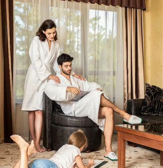 استودیوی پریمیوم, Maxi Park Hotel & Spa