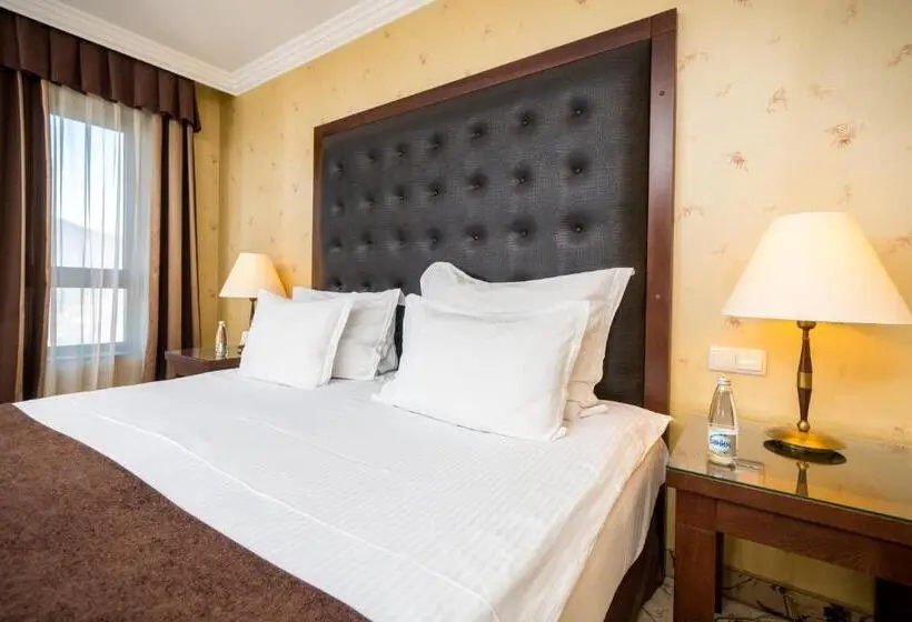 استودیوی پریمیوم, Maxi Park Hotel & Spa