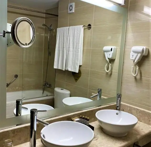 استودیوی استاندارد, Maxi Park Hotel & Spa