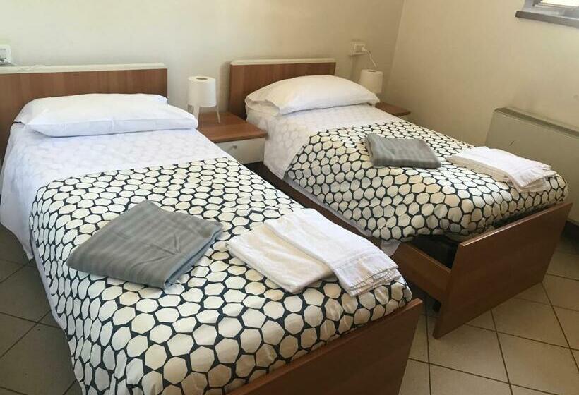 اتاق استاندارد با سرویس بهداشتی مشترک, Albergo E Ostello Della Gioventù Biella Centro Storico