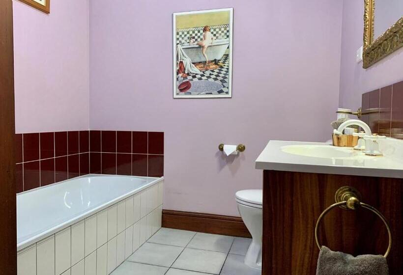 Номер Economy, Orana House