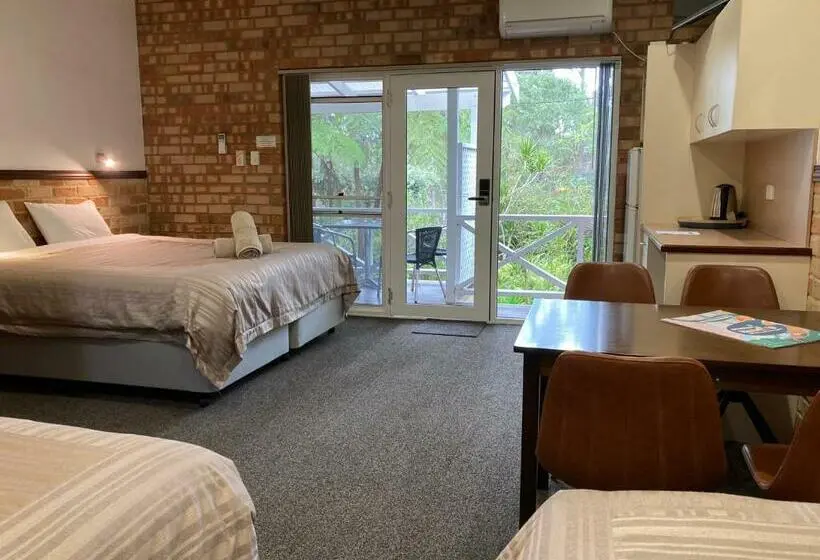ファミリールーム, Edge Of The Forest Motel