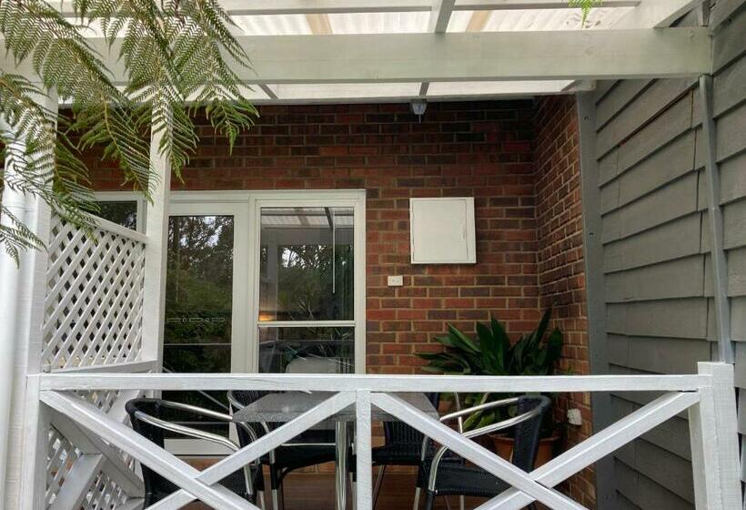 家庭间, Edge Of The Forest Motel