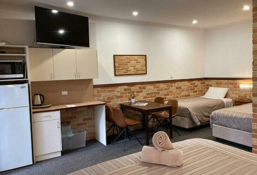 家庭间, Edge Of The Forest Motel