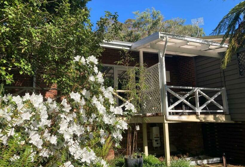 家庭间, Edge Of The Forest Motel