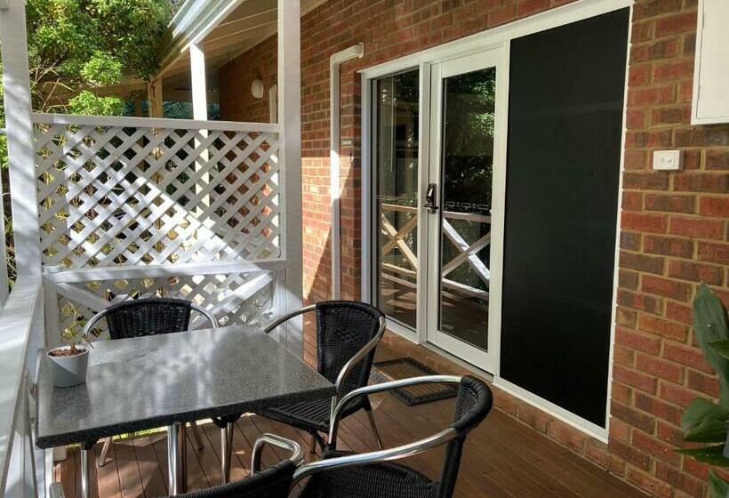 家庭间, Edge Of The Forest Motel