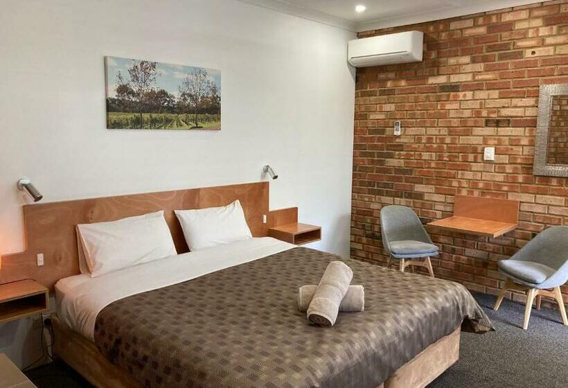 带大床的标准间, Edge Of The Forest Motel