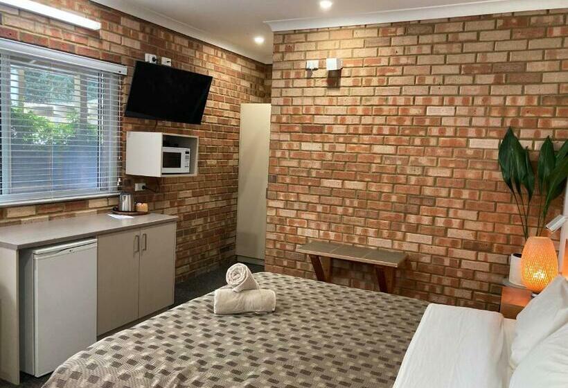 带大床的标准间, Edge Of The Forest Motel