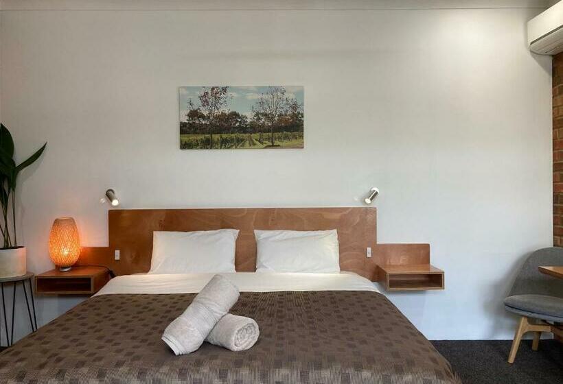 带大床的标准间, Edge Of The Forest Motel