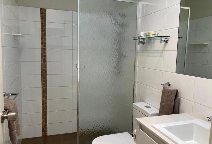 带大床的标准间, Edge Of The Forest Motel