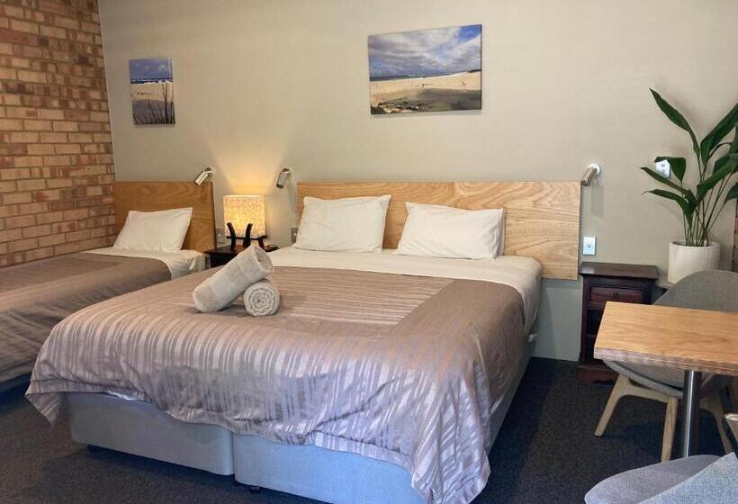 标准间, Edge Of The Forest Motel