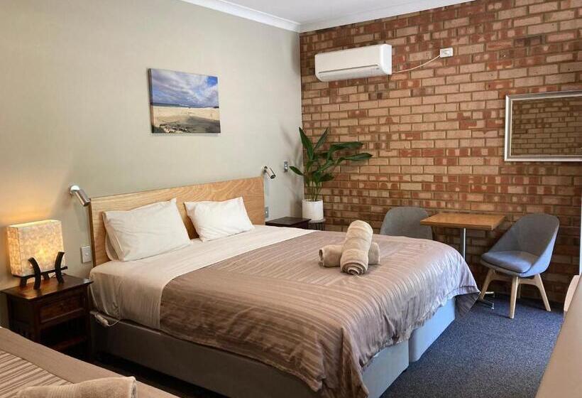 标准间, Edge Of The Forest Motel