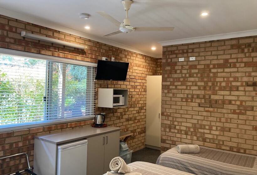 标准间, Edge Of The Forest Motel