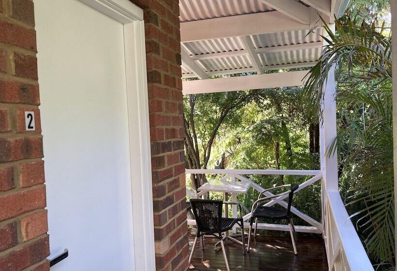 标准间, Edge Of The Forest Motel