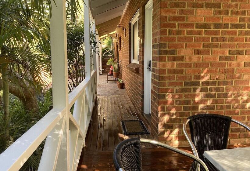 标准间, Edge Of The Forest Motel