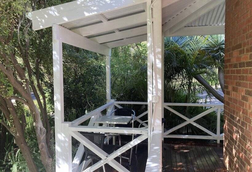 标准间, Edge Of The Forest Motel