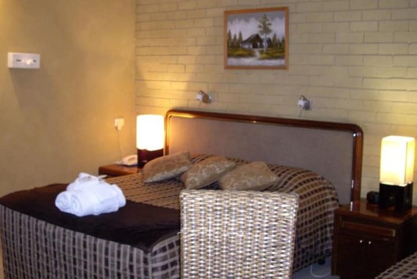 اتاق خانوادگی, Estelle Kramer Motel