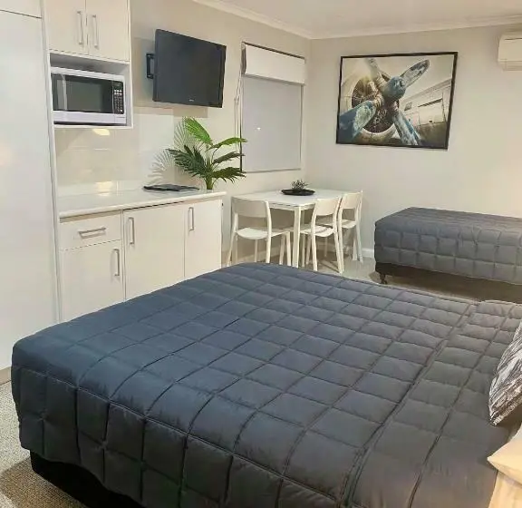 デラックスルーム, Estelle Kramer Motel