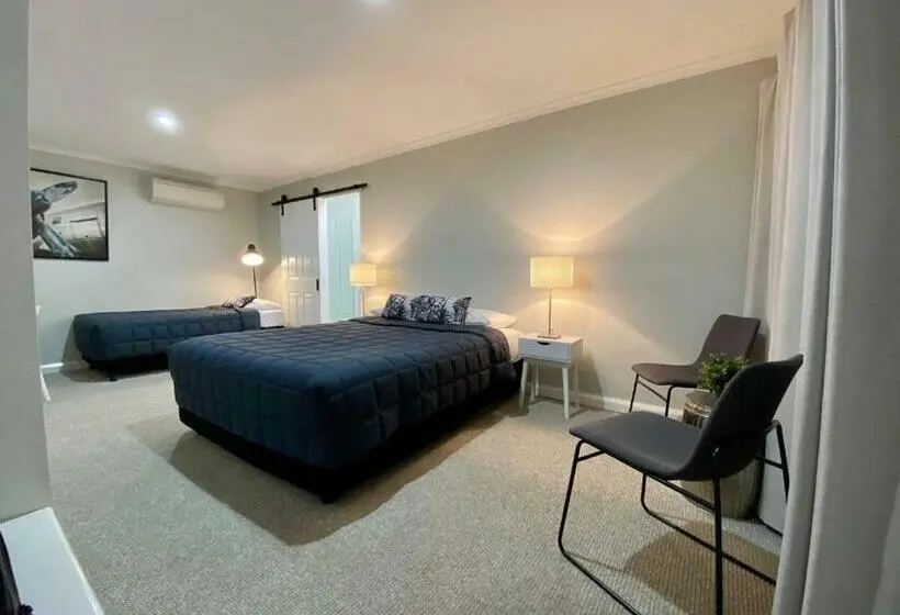 デラックスルーム, Estelle Kramer Motel