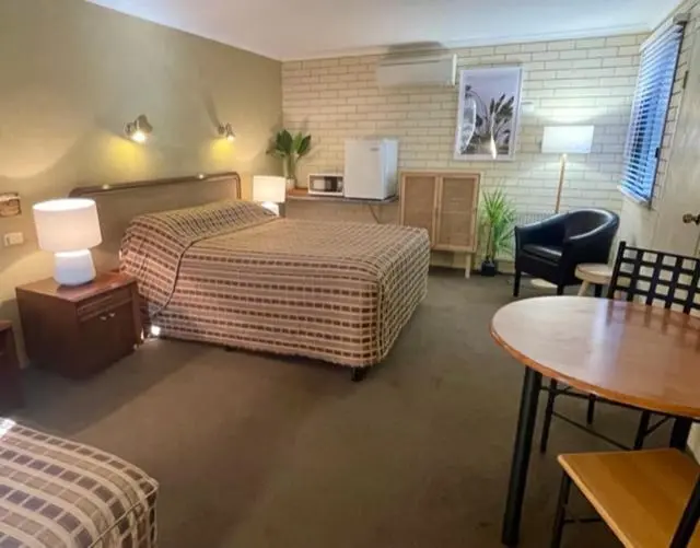 スタンダードルーム, Estelle Kramer Motel
