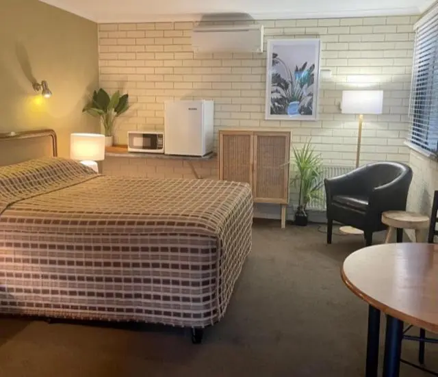 スタンダードルーム, Estelle Kramer Motel